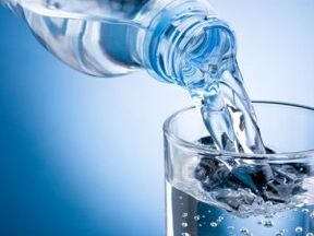 Εάν έχετε ουρική αρθρίτιδα, πρέπει να αυξήσετε τον όγκο του πόσιμου νερού. 
